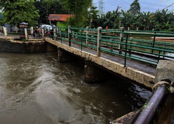 Masih Memiliki Tali Pusar, Mayat Bayi Perempuan Mengambang di Kali Bendungan Polor Cipondoh