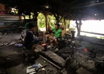 Jelang Iduladha 1446, Perajin Golok dan Pisau di Lebak Banjir Pesanan