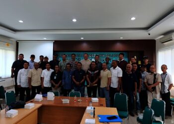 Warga Perumahan Permata Pamulang melakukan mediasi dengan pihak sekolah dan dinas terkait. (EKO SETIAWAN/SATELITNEWS.COM)
