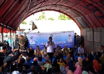 Andra Soni Dialog Bareng 94 Warga Huntara Lebak, Bagikan Paket Sembako