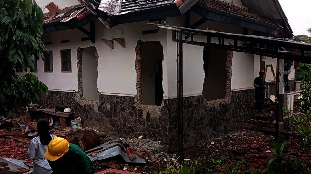 Rumah dan tanah Aktor Atalarik Syach yang terletak di bilangan Cibinong, Bogor, Jawa Barat, dieksekusi.