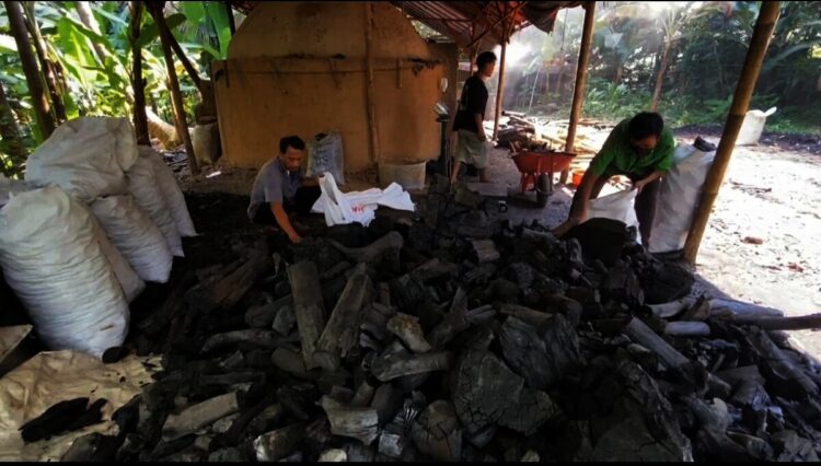 Pesanan Meningkat Tajam, Perajin Arang Kayu di Lebak Tersenyum Lebar Jelang Iduladha
