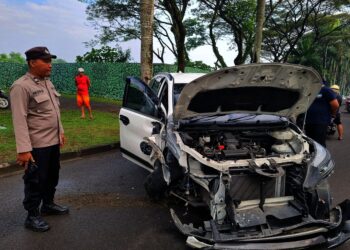 Toyota Rush Tabrak Pohon di Boulevard Citra Raya, Polisi Cepat Tangani Kejadian