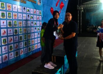 An Nisa Angela P menyalami Ketua KONI Kabupaten Tangerang Eka Wibayu seusai final, Senin (23/6) malam. (ISTIMEWA)