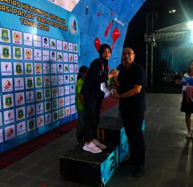 An Nisa Angela P menyalami Ketua KONI Kabupaten Tangerang Eka Wibayu seusai final, Senin (23/6) malam. (ISTIMEWA)