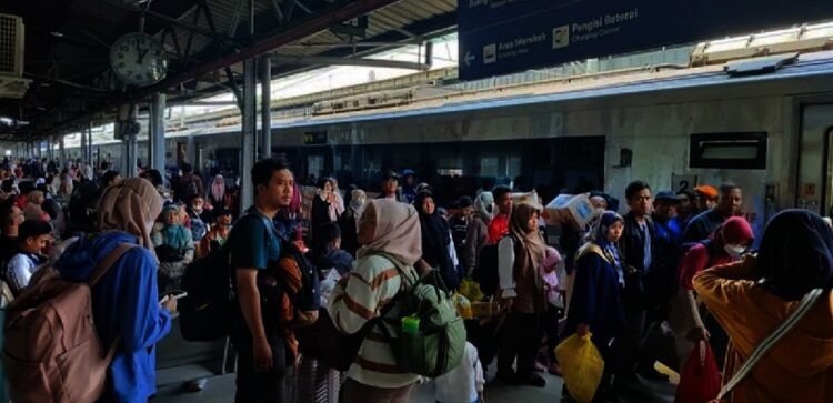 Arus Balik Libur Iduhadha Padat di Kereta Api dan Tol