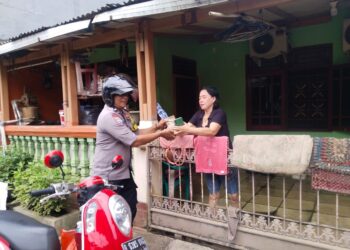Bhabinkamtibmas Ciledug Salurkan Bantuan di Perumahan Puri Kartika