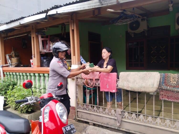 Bhabinkamtibmas Ciledug Salurkan Bantuan di Perumahan Puri Kartika