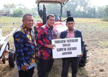 Pemkab Tangerang Serahkan Bantuan Traktor dan Panen Semangka, Dorong Ketahanan Pangan