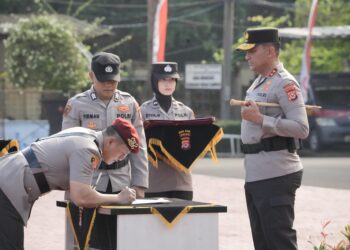 SERTIJAB: Serah terima jabatan (Sertijab) dari Kombes Pol Baktiar Joko Mujiono kepada Kombes Pol Andi Muhammad Indra Waspada Amirullah, dilaksanakan pada Senin (7/7/2025), dipimpin langsung oleh Kapolda Banten Irjen Pol Suyudi Ario Seto di Mapolda Banten. (ISTIMEWA)