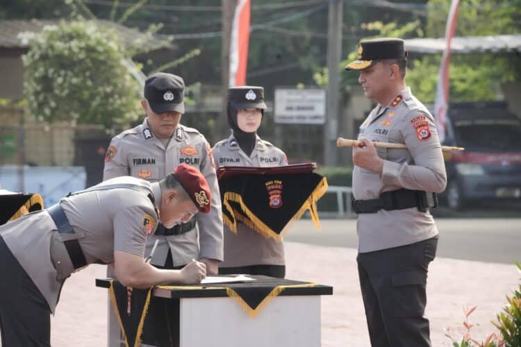 SERTIJAB: Serah terima jabatan (Sertijab) dari Kombes Pol Baktiar Joko Mujiono kepada Kombes Pol Andi Muhammad Indra Waspada Amirullah, dilaksanakan pada Senin (7/7/2025), dipimpin langsung oleh Kapolda Banten Irjen Pol Suyudi Ario Seto di Mapolda Banten. (ISTIMEWA)