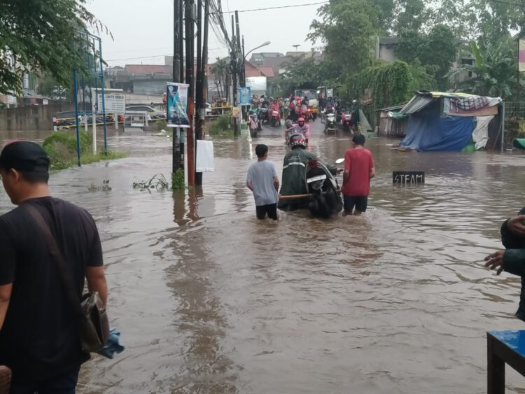 Musim Kemarau Mundur, Hujan Lebat Diprediksi Masih Guyur Jabodetabek Hingga Sepekan 