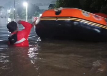 Diguyur Hujan Deras Tanpa Henti, Warga Kadu Jaya Kecamatan Curug Kebanjiran