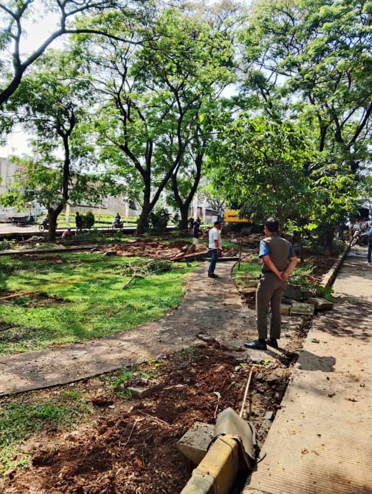 Taman di Atas Sungai Pangodokan Pasar Kemis Dibongkar