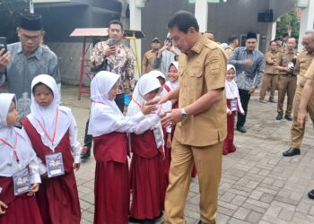 Bupati Tangerang Tinjau Hari Pertama Sekolah Gratis, Siswa Dapat Rp1,2 Juta