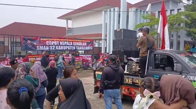 SMAN 32 Kabupaten Tangerang Digeruduk, Wali Murid Keluhkan Belajar Terganggu