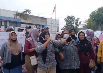 Kesal, Emak-emak Geruduk SMKN 2 Kabupaten Tangerang