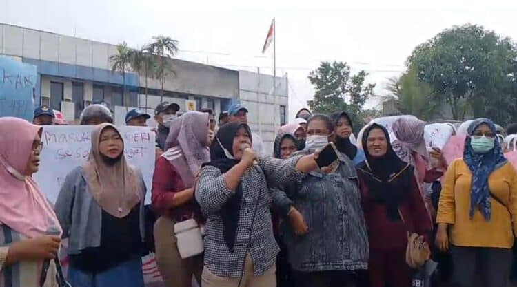 Kesal, Emak-emak Geruduk SMKN 2 Kabupaten Tangerang