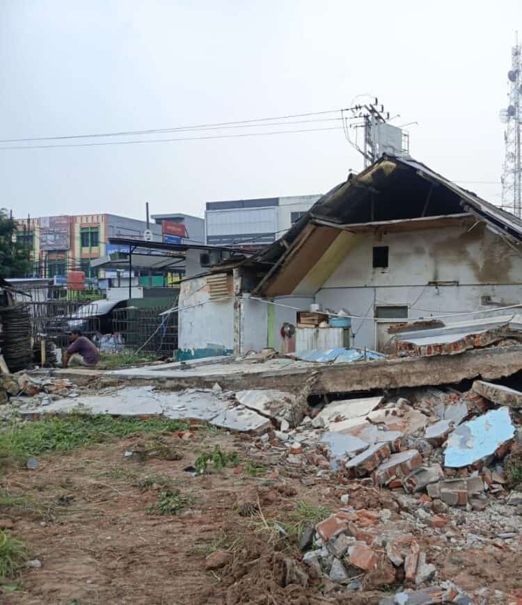 Rumah Dibongkar Pengembang, Warga Cikupa Histeris
