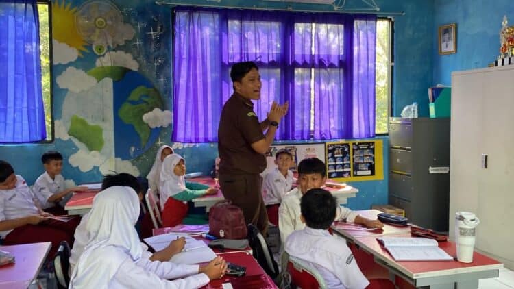 Tanamkan Nilai Hukum Sejak Dini, Jaksa Masuk Sekolah di SDN Pondok Jagung 02