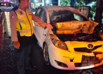 Minibus Terbakar Usai Tabrakan dengan Truk di Ciputat, Sopir Diduga Mengantuk