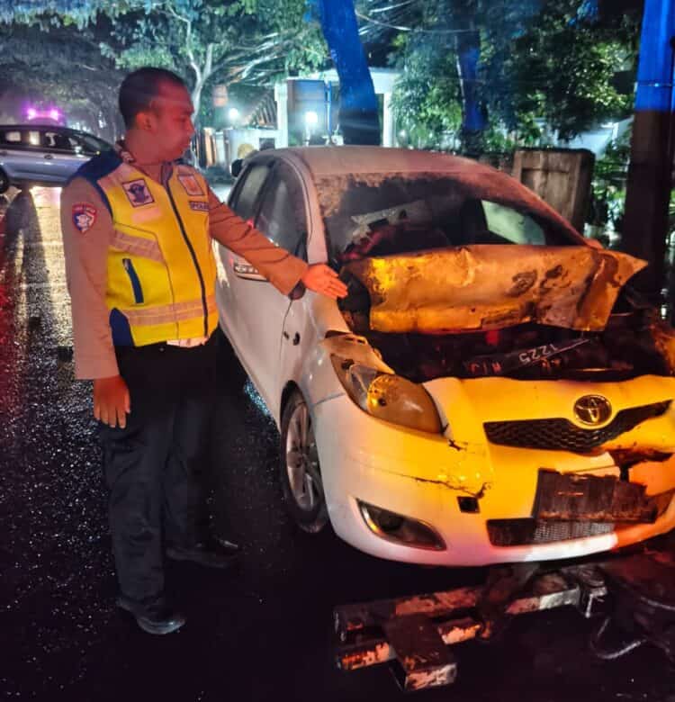 Minibus Terbakar Usai Tabrakan dengan Truk di Ciputat, Sopir Diduga Mengantuk