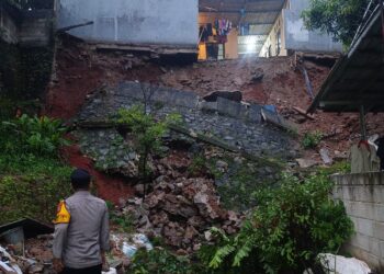 Dilanda Hujan Deras, Turap Sepanjang 40 Meter Longsor di Puri Pamulang