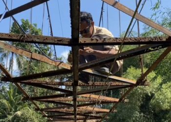 3 Tahun Rusak, Warga di Lebak Benahi Jembatan Secara Swadaya