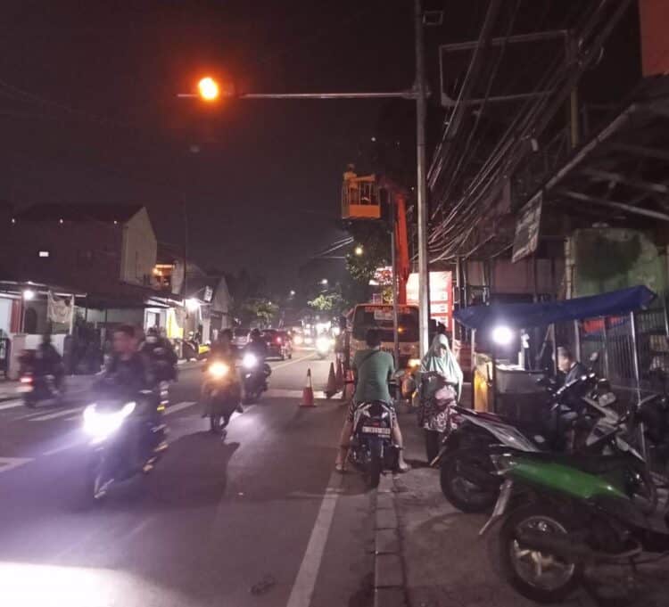 Dishub Kota Tangerang Pasang Warning Light Tenaga Surya