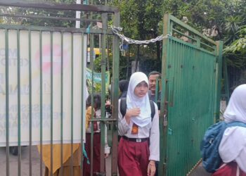 Orang Tua Siswa di Tangsel Keluhkan Penutupan Akses Jalan Sekolah di Pamulang