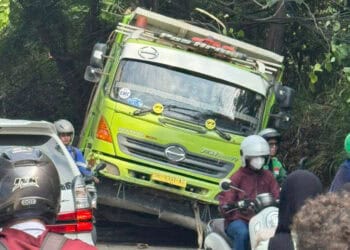 Gagal Nanjak, Truk Pengangkut Batu Terperosok di Selokan Tanjakan Parakan Pamulang