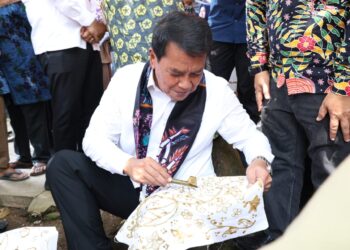Bupati Tangerang Ikut Membatik di Festival Batik Kampung Budaya Kemuning