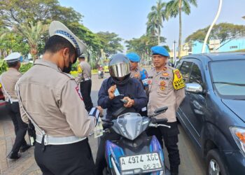 Gunakan HP Saat Berkendara, Belasan Orang di Tangerang Ditilang