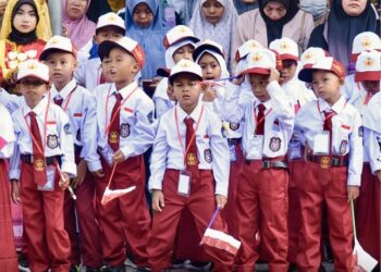 Hari Kedua Sekolah, Orang Tua Murid SDN Karawaci 07 Kota Tangerang Antusias Dampingi Anak