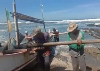 Gelombang Tinggi Melanda Pantai Lebak Selatan, Nelayan Tak Bisa Melaut