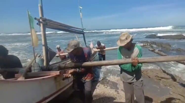 Gelombang Tinggi Melanda Pantai Lebak Selatan, Nelayan Tak Bisa Melaut