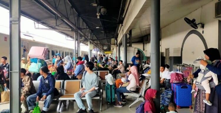 Suasana di salah satu stasiun wilayah KAI Daop 1 Jakarta saat liburan sekolah.  (iISTIMEWA)