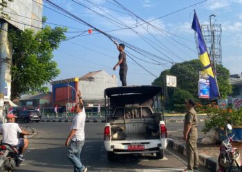 53761menjuntai-hingga-ganggu-lalu-lintas-trantib-kecamatan-ciledug-kota-tangerang-potong-kabel-udara-di-jalan-hasyim-ashari-537611
