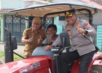 Kapolresta Tangerang Naik Traktor Tinjau Lahan Jagung di Balaraja dan Sukamulya