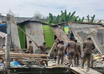 Diduga Jadi Sarang Prostitusi, Tiga Bangunan Liar di Bantaran Kali Pasar Kemis Dibongkar Satpol PP