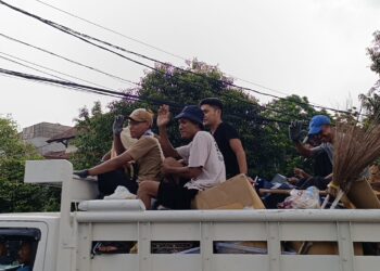 Dua truk berisi barang-barang dari rumah Menteri Sri Mulyani meninggalkan lokasi. (EKO SETIAWAN/SATELIT NEWS)