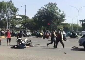 Terobos Lampu Merah di BSD, Pemotor Tertabrak Minibus