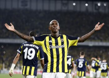 Fenerbahce Bantai Feyenoord