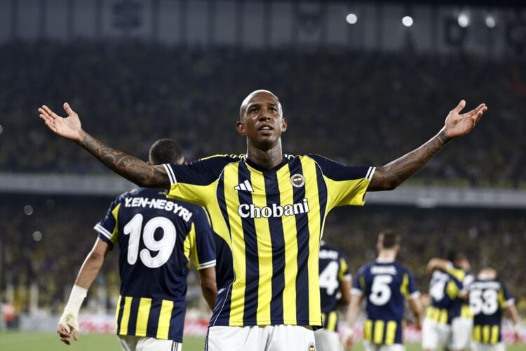 Fenerbahce Bantai Feyenoord