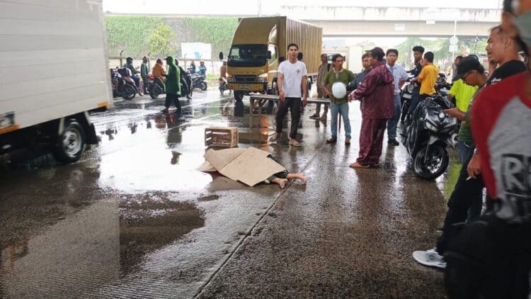 Masih Berseragam Sekolah, Pengendara Motor Terlindas Truk di Batuceper