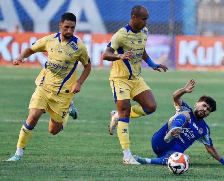Diwarna Dua Penalti Gagal, Persib Bandung Ditahan Klub Promosi