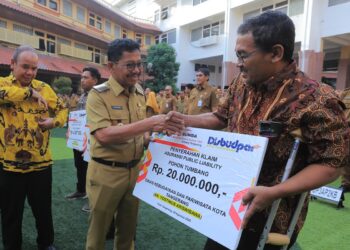 Warga Terdampak Pohon Tumbang di Kota Tangerang Terima Klaim Asuransi