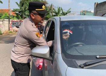 Polsek Pinang Bagi-bagikan Bendera Merah Putih ke Pengedara