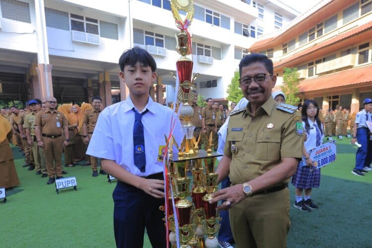Wali kota Tangerang Serahkan Piala Kepada Pemenang Porseni 2025 Tingkat SMP