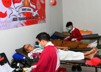 Semarak Kemerdekaan, RSUD Tigaraksa Gelar Baksos dan Bagikan Bendera Merah Putih